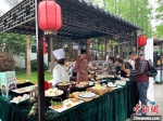 2020年4月18日，扬州举办“烟花三月”美食节。　崔佳明 摄 - 江苏新闻网