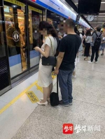 女乘客南京地铁站被偷拍裙底 她反拍下对方照片报警 - 新浪江苏