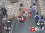 女乘客南京地铁站被偷拍裙底 她反拍下对方照片报警 - 新浪江苏