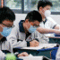 资料图：5月6日，武汉市第二中学高三学生戴着口罩上课。中新社记者 张畅 摄 - 新浪江苏