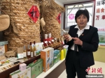 黄金村党总支书记王娟展示稻米的衍生产品。　唐娟 摄 - 江苏新闻网