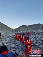 图为5月28日，2020珠峰高程测量登山队8名攻顶队员安全返回海拔5200米的珠峰登山大本营。　徐志军 摄 - 新浪江苏