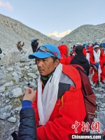图为5月28日，2020珠峰高程测量登山队8名攻顶队员安全返回海拔5200米的珠峰登山大本营。　徐志军 摄 - 新浪江苏