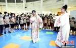 台湾学生近距离感受中华传统文化。苏州市台协会供图 - 江苏新闻网