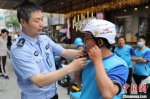 常州交警为兼职的“外卖小哥”免费赠送定制版安全头盔。　焦瑾 摄 - 江苏新闻网