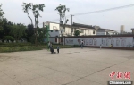 泰宁村村民健身广场上，儿童在玩耍。　于从文 摄 - 江苏新闻网