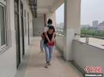 母亲背着陈雨欣上学。新区小学供图 - 新浪江苏