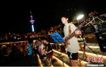 街头音乐平添了夜市的文化气息。　袁冶 摄 - 江苏新闻网
