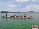 众人奋力划桨，为龙舟赛做准备。　钟升 摄 - 江苏新闻网
