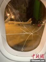 图为被砸破的飞机舷窗内侧玻璃 警方供图 - 新浪江苏