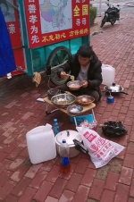 李军长正在使用卡式炉做饭。受访者供图 - 新浪江苏