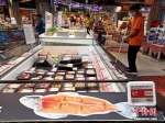 6月13日，北京丰台区一家超市内的三文鱼已下架。 中新社记者 张宇 摄 - 新浪江苏
