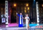 在徐园听鹂馆前，表演扬州清曲《扬州巷子》，将游客带入诗情画意的瘦西湖之夜。　崔佳明 摄 - 江苏新闻网