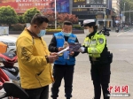 7月1日起南京电动车驾乘人首次未戴头盔将被罚20元 - 新浪江苏