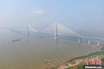 6月30日下午航拍沪苏通长江公铁大桥。　泱波 摄 - 江苏新闻网