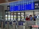 全新的火车站里，工作人员正等着迎接第一批到站旅客。　钟升 摄 - 江苏新闻网