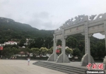 黄窝村休闲广场和牌坊。　于从文　摄 - 江苏新闻网