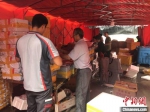 工人们在“电商彩篷里”做快递打包。　于从文 摄 - 江苏新闻网