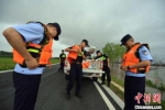 当地公安在长江大堤上巡防。　国武 摄 - 江苏新闻网