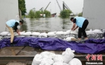 南京六合、浦口地区民众准备了充足的木桩、草包、石子等防汛物资。　宁轩 摄 - 江苏新闻网