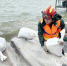无锡消防指战员在太湖沿岸宜兴段对大堤进行加固作业。　许乾东　摄 - 江苏新闻网