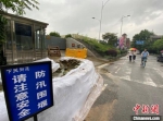 为防止江堤内外水位差压力，多个长江江堤闸口做好了围堰。　申冉 摄 - 江苏新闻网