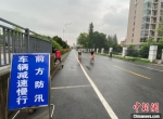防汛期的南京沿江马路，民众如常出行。　申冉 摄 - 江苏新闻网