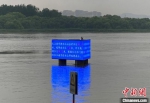 　暴涨江水中的水位监测蓝屏。　申冉 摄 - 江苏新闻网