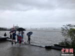 人们在五马渡码头观看长江水位。　朱晓颖 摄 - 江苏新闻网
