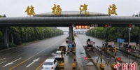 受长江流域连日来暴雨影响，今天（7月19日）起，镇扬汽渡将依据水位适时停航。　孟德龙　摄 - 江苏新闻网