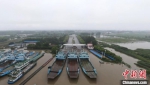 受长江流域连日来暴雨影响，今天(7月19日)起，镇扬汽渡将依据水位适时停航。　孟德龙 摄 - 江苏新闻网