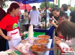 生态虾品鉴会上，当地民众驻足免费品尝。　崔佳明 摄 - 江苏新闻网