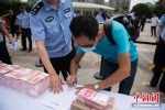 无锡警方集中返还320余万元涉案财物 - 江苏新闻网