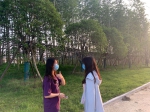 实践队员在亳州陵西湖采访游客 - Jsr.Org.Cn