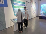 C:\Users\lenovo\Desktop\社会实践图片\实践队员在亳州展览馆采访游客.jpg实践队员在亳州展览馆采访游客 - Jsr.Org.Cn