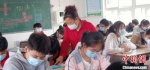 新冠肺炎疫情期间，司万平在教室里上课。受访者供图 - 江苏新闻网