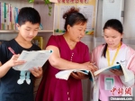 司万平在指导学生作业。受访者供图 - 江苏新闻网