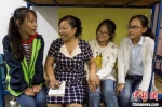 司万平在宿舍里和学生交流。受访者供图 - 江苏新闻网