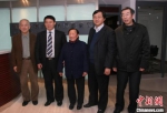 谈臻律师(左二)与夏淑琴老人(左三)在终审胜诉后的新闻发布会上。(资料图)纪念馆供图 - 江苏新闻网