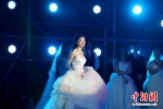 新人步入集体婚礼舞台。 - 江苏新闻网