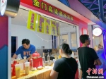 张伟良和李驰开发的金门高粱酒冰激凌已经成了台青夜市上的“网红”产品。　钟升　摄 - 江苏新闻网