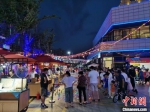 台青夜市吸引了不少市民驻足。　钟升 摄 - 江苏新闻网