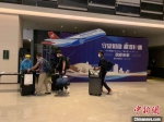 日籍高管和关键技术人员乘坐复工复产包机到达中国。　张彪　摄 - 江苏新闻网