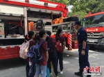 学生们围观消防车。 - 江苏新闻网