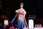 1、汉服之夜霓虹灯下模特们进行汉服古典、时尚、端庄等多元风格展示。 - 江苏新闻网