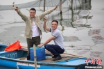 蟹农展示刚捕上来的大闸蟹。　泱波 摄 - 江苏新闻网