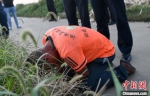 嫌疑人刘某杰指认现场时跪地痛哭。警方供图 - 江苏新闻网