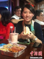 王钰婷是一位来自台湾的“90后”，在常州吃着柚子和烤肉，她说，这里有家乡的味道。　唐娟 摄 - 江苏新闻网