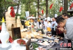 民众参观中国舌尖名小吃展。　崔佳明 摄 - 江苏新闻网