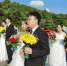 30日上午，江苏省暨南京市新婚夫妇向革命烈士献花仪式在南京雨花台举行。　朱晓颖 摄 - 江苏新闻网